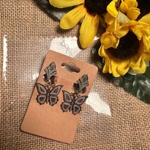 Vintage Spain Butterfly two toned clip on earrings - GUC 🦋